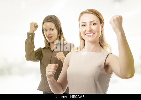 Due happy business donna con le braccia in alto in aria il tifo Foto Stock