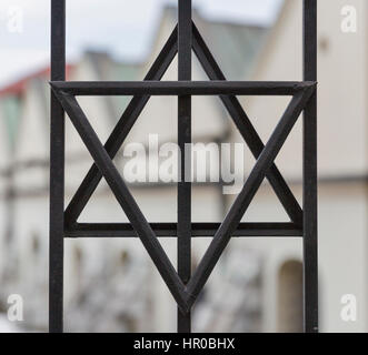 Griglia in metallo a forma di stella a sei punte di David closeup in Kazimierz, quartiere ebraico di Cracovia, in Polonia. Foto Stock