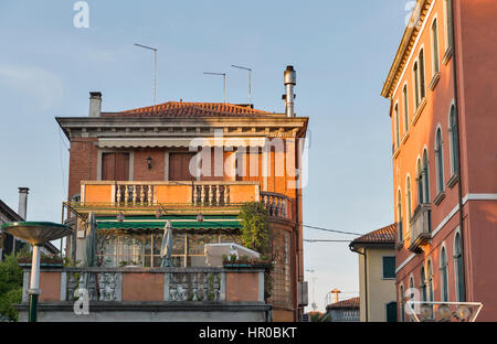 Vecchie case su Santa Maria Elisabetta street, nel cuore dell'isola del Lido. Venezia, Italia. Foto Stock