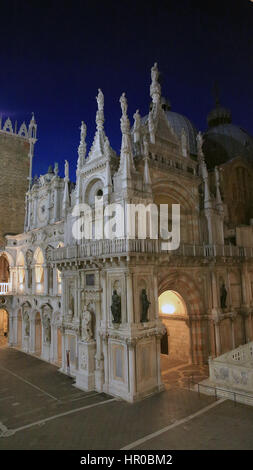 Vista del cortile interno del palazzo ducale di notte a Venezia, Italia. Foto Stock