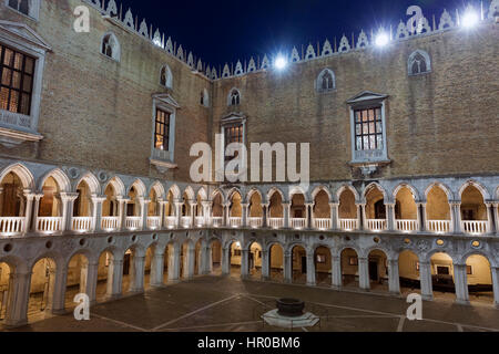 Vista del cortile interno del palazzo ducale di notte a Venezia, Italia. Foto Stock