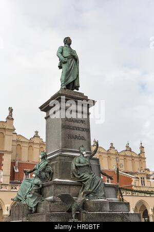 Adam Mickiewicz, il più grande poeta romantico polacco del XIX secolo, monumento a Cracovia, Polonia. È un luogo di ritrovo presso il principale mercato Squ Foto Stock