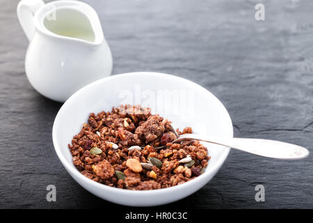 Sana cereali di avena su una superficie di legno. Granola Foto Stock