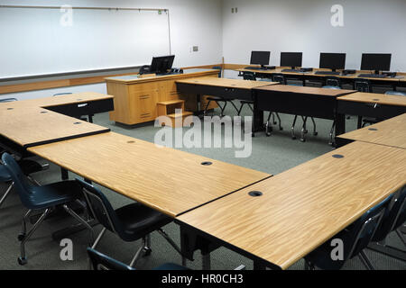 Aula vuota con posti a sedere per studenti o scrivanie. Foto Stock