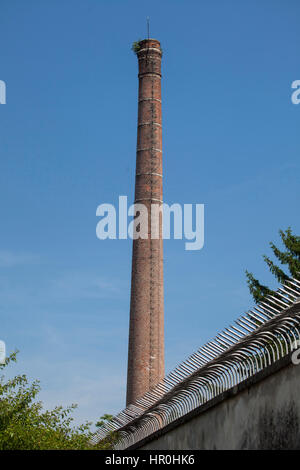 Foto del camino di mattoni abbandonati nella zona industriale Foto Stock