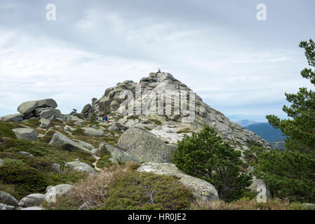 Gli escursionisti in Siete Picos (sette cime) gamma, in Spagna a Madrid, il 24 ottobre 2015 Foto Stock