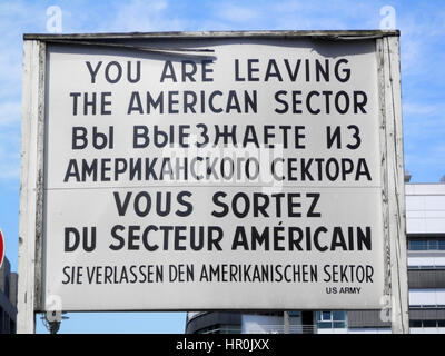 Sign in quattro lingue al Checkpoint Charlie, Berlin Foto Stock