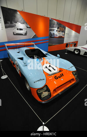 Un Gulf-Mirage GR8 notoriamente pilotata da Jacky Ickx e Derek Bell nella 24 Ore di Le Mans gara in mostra al London Classic Car Show che si sta svolgendo a ExCel di Londra. Più di 800 dei migliori posti al mondo per automobili classiche sono in esposizione presso lo show che vanno dal vintage pre-guerra tourer al moderno concetto di automobili. La mostra mette in circa 33.000 visitatori. variabile da gravi teste di benzina per le persone che amano splendido classico veicoli. Foto Stock