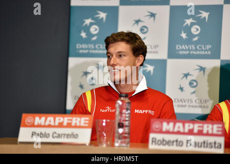 A Cluj Napoca, Romania - 12 luglio 2016: Spagnolo tennista Pablo Carreno rispondendo alle domande durante la conferenza stampa prima di Davis Cup by BNP pari Foto Stock