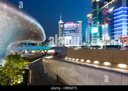 Seul, Repubblica di Corea - 15 agosto 2014: vista notturna di Dongdaemun Plaza, grattacieli e area shopping il 15 agosto 2014, Seoul, Corea. Foto Stock