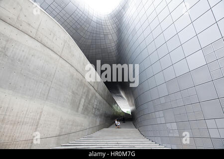 Seul, Repubblica di Corea - 14 agosto 2014: la gente camminare giù per le scale di Dongdaemun Plaza Il 14 agosto 2014, Seoul, Corea. Foto Stock