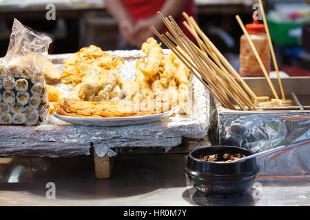 Il coreano street food: gimbap rotoli e frittelle alla strada notte stallo, Seoul, Corea del Sud. Foto Stock