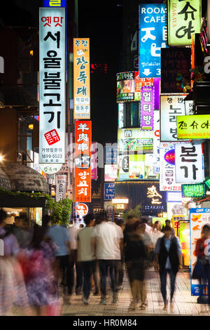 Seoul, Corea del Sud - 14 August 2014: la vista della strada dello shopping di notte affollate di persone e luci al neon il 14 agosto 2014 a Seoul, Sud Ko Foto Stock