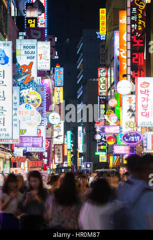 Seoul, Corea del Sud - 14 August 2014: la vista della strada dello shopping di notte affollate di persone e luci al neon il 14 agosto 2014 a Seoul, Sud Ko Foto Stock