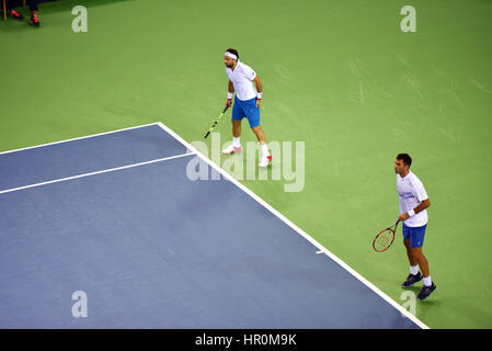 CLUJ NAPOCA, Romania - 16 luglio 2016: i giocatori di tennis giocando a una partita raddoppia durante una Coppa Davis di BNP Paribas match Romania vs Spagna Foto Stock