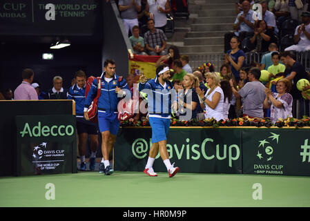 CLUJ NAPOCA, Romania - 16 luglio 2016: romeno i giocatori di tennis di entrare nella corte durante una Coppa Davis di BNP Paribas match Romania vs Spagna Foto Stock