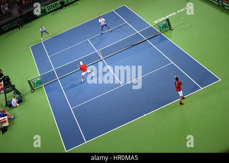 CLUJ NAPOCA, Romania - 16 luglio 2016: i giocatori di tennis giocando a una partita raddoppia durante una Coppa Davis di BNP Paribas match Romania vs Spagna Foto Stock