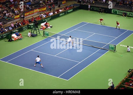 CLUJ NAPOCA, Romania - 16 luglio 2016: i giocatori di tennis giocando a una partita raddoppia durante una Coppa Davis di BNP Paribas match Romania vs Spagna Foto Stock