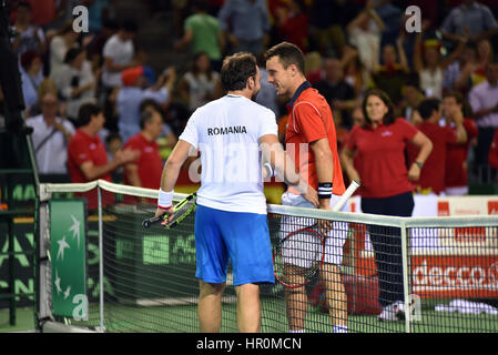 CLUJ NAPOCA, Romania - 16 luglio 2016: i giocatori di Tennis agitando le loro mani alla finale di Coppa Davis di BNP Paribas match Romania vs Spagna Foto Stock