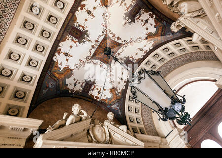 Ingresso al soffitto e lampada di un edificio residenziale. Elencati in Szent István boulevard 16, PEST BUDAPEST Foto Stock