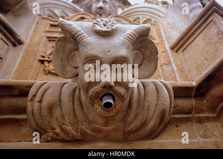 Fontana Llinlithgow palace il luogo di nascita di Maria Regina di Scozia hprned devils head Foto Stock