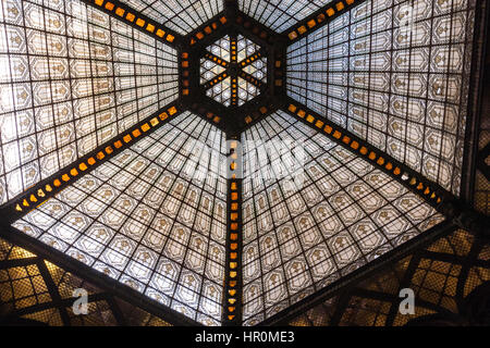 Esagonale a art deco cupola di vetro, Párizsi Udvar, Parigina Arcade, Art Deco passaggio dello shopping, Budapest, Ungheria Foto Stock