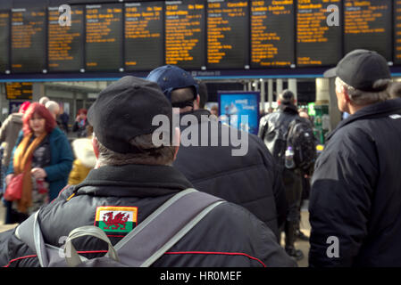 La stazione di Waverley Edinburgh welsh Bandierina logo turisti e stazione bacheca arrivi e partenze Foto Stock