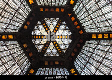 Esagonale a art deco cupola di vetro, Párizsi Udvar, Parigina Arcade, Art Deco passaggio dello shopping, Budapest, Ungheria Foto Stock