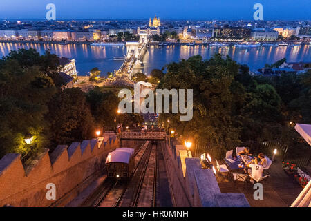 La cena al tramonto con la funivia sul Castello di Buda Hill e il Ponte delle Catene, una sospensione ponte che attraversa il fiume Danubio, Budapest, Ungheria Foto Stock