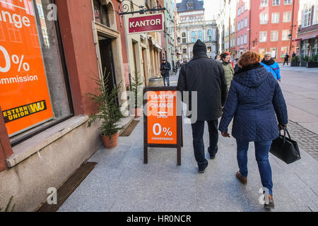 Gdansk, Polonia. Il 25 febbraio, 2017. Ufficio cambio valuta è visto il 25 febbraio 2017 nell'area della Città Vecchia di Danzica, Polonia. Polizia polacca mette in guardia i turisti stranieri, contro le frodi effettuate da uffici di cambio valuta e individui di moneta di scambio sulla strada in Polonia. Durante la stagione turistica ci sono un sacco di frodi, soprattutto in popolari destinazioni turistiche come Danzica, Cracovia e Varsavia Credito: Michal Fludra/Alamy Live News Foto Stock