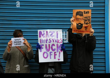 Dalston, Londra, Regno Unito. Il 25 febbraio 2017. Tre demonstator con cartelli fuori la LD50 gallery. Una protesta al di fuori dell'LD50 Gallery organizzato da Hackney si alza per il razzismo e il fascismo e unirsi contro il fascismo. Gli artisti e gli attivisti stanno protestando per chiedere la chiusura di LD50, in Dalston, East London, dopo le accuse la galleria ha fornito una piattaforma di anti-immigrati, Islamophobic e "alt-destra" figure e promosso "odio non discorso libero". Penelope Barritt/Alamy Live News Foto Stock