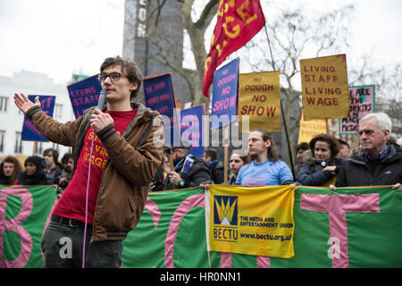 Londra, Regno Unito. Il 25 febbraio, 2017. Picturehouse cinema la protesta dei lavoratori in Leicester Square a chiamata su Cineworld, proprietari di cinema, a versare loro un vivere a Londra salariale, per consentire la loro unione di riconoscimento e di impegnarsi a favore di un più etico struttura retributiva. Il cinema di lavoratori hanno marciato per altri cinema di proprietà di Cineworld. Credito: Mark Kerrison/Alamy Live News Foto Stock