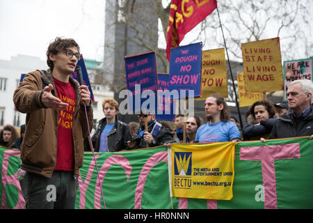 Londra, Regno Unito. Il 25 febbraio, 2017. Picturehouse cinema la protesta dei lavoratori in Leicester Square a chiamata su Cineworld, proprietari di cinema, a versare loro un vivere a Londra salariale, per consentire la loro unione di riconoscimento e di impegnarsi a favore di un più etico struttura retributiva. Il cinema di lavoratori hanno marciato per altri cinema di proprietà di Cineworld. Credito: Mark Kerrison/Alamy Live News Foto Stock