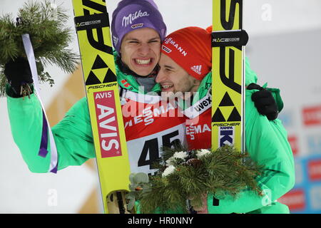 Lahti, Finlandia. Il 25 febbraio, 2017. Andreas Wellinger (l) e Markus Eisenbichler dalla Germania celebrano il loro piazzamento a podio alla cerimonia dei fiori, Wellinger al secondo posto, Eisenbichler terzo negli uomini salto con gli sci evento al 2017 Nordic Ski World Championships di Lahti, Finlandia, 25 febbraio 2017. Foto: Karl-Josef Hildenbrand/dpa/Alamy Live News Foto Stock