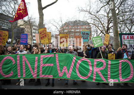 Londra, Regno Unito. Il 25 febbraio, 2017. Picturehouse cinema la protesta dei lavoratori in Leicester Square a chiamata su Cineworld, proprietari di cinema, a versare loro un vivere a Londra salariale, per consentire la loro unione di riconoscimento e di impegnarsi a favore di un più etico struttura retributiva. Il cinema di lavoratori hanno marciato per altri cinema di proprietà di Cineworld. Credito: Mark Kerrison/Alamy Live News Foto Stock