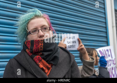 Londra, Regno Unito. Il 25 febbraio 2017. Diverse centinaia di persone da East London raccogliere fuori la LD50 gallery di Dalston che dicono che ha promosso i fascisti, neo-nazisti, i misogini, razzisti e Islamophobes in uno di Londra più diverse aree. Dicono che la galleria, il cui nome si riferisce alla dose di una sostanza necessaria per uccidere il 50% di coloro che li compiono, 'è stato responsabile di una delle più estese neo-nazi programmi culturali per apparire a Londra nell'ultimo decennio. Credito: Peter Marshall / Alamy Live News Foto Stock