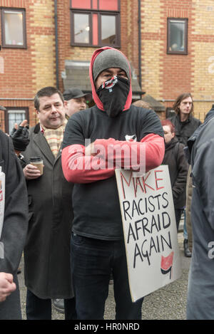 Londra, Regno Unito. Il 25 febbraio 2017. Diverse centinaia di persone da East London raccogliere fuori la LD50 gallery di Dalston che dicono che ha promosso i fascisti, neo-nazisti, i misogini, razzisti e Islamophobes in uno di Londra più diverse aree. Dicono che la galleria, il cui nome si riferisce alla dose di una sostanza necessaria per uccidere il 50% di coloro che li compiono, 'è stato responsabile di una delle più estese neo-nazi programmi culturali per apparire a Londra nell'ultimo decennio. Credito: Peter Marshall / Alamy Live News Foto Stock