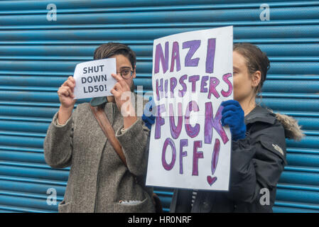 Londra, Regno Unito. Il 25 febbraio 2017. Diverse centinaia di persone da East London raccogliere fuori la LD50 gallery di Dalston che dicono che ha promosso i fascisti, neo-nazisti, i misogini, razzisti e Islamophobes in uno di Londra più diverse aree. Dicono che la galleria, il cui nome si riferisce alla dose di una sostanza necessaria per uccidere il 50% di coloro che li compiono, 'è stato responsabile di una delle più estese neo-nazi programmi culturali per apparire a Londra nell'ultimo decennio. Credito: Peter Marshall / Alamy Live News Foto Stock