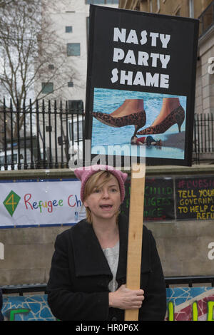 25 febbraio 2017 Londra uk lasciate che i bambini rifugiati nel reintegrare il signore duds emendamento protesta a Downing Street una donna tenendo un cartello Foto Stock