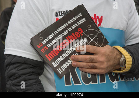 Londra, Regno Unito. Il 25 febbraio, 2017. Gli Armeni hanno reso possibile protestare contro l'azione armena nella guerra in Khankendi e Askeran Credito: Brian Southam/Alamy Live News Foto Stock