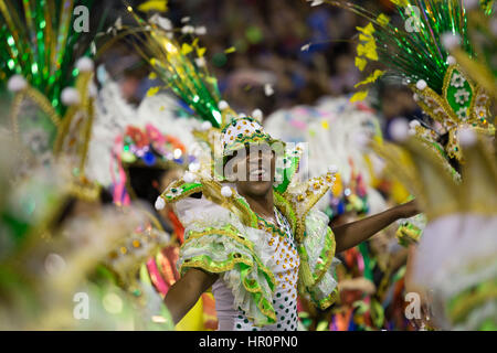 Sao Paulo, Brasile. Il 25 febbraio, 2017. Membri della Scuola di Samba Tom Maior partecipare al gruppo speciale sfilata delle Scuole di Samba all'Anhembi Sambadrome, in Sao Paulo, Brasile Credito: Paulo Lopes/ZUMA filo/Alamy Live News Foto Stock