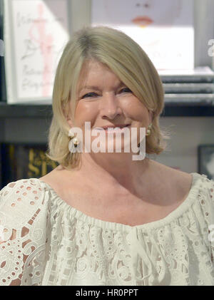 Miami Beach, FL, Stati Uniti d'America. 24 Febbraio, 2017. Martha Stewart in una conversazione & libro firma con Sam Sifton, Food editore del New York Times circa il suo libro più recente, 'VEGETABLES' a Libri & libri - i negozi di Bal Harbour il 24 febbraio 2017 a Miami Beach, in Florida. Credito: Mpi10/media/punzone Alamy Live News Foto Stock