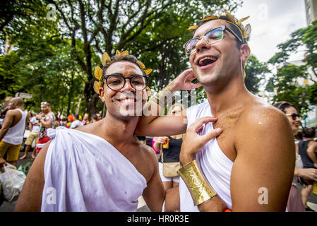 Sao Paulo, Brasile. Il 25 febbraio, 2017. Festaioli danza come essi prendono parte all'annuale blocco di Carnevale ''Minhoqueens'' dell'Arouche in Sao Paulo, Brasile, 25 febbraio 2017. Credito: Cris Faga/ZUMA filo/Alamy Live News Foto Stock