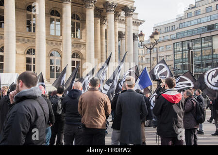 Parigi, Francia. Il 25 febbraio 2017. I membri del partito nazionalista del gruppo d'azione 'La dissidenza Française " si sono riuniti presso la Borsa di Parigi Sabato, 25 febbraio 2017 (attorno ad una parola d'ordine) "La nostra prima gli altri!". Credito: Saïd Anas/Alamy Live News Foto Stock