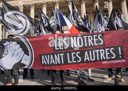 Parigi, Francia. Il 25 febbraio 2017. I membri del partito nazionalista del gruppo d'azione 'La dissidenza Française " si sono riuniti presso la Borsa di Parigi Sabato, 25 febbraio 2017 (attorno ad una parola d'ordine) "La nostra prima gli altri!". Credito: Saïd Anas/Alamy Live News Foto Stock