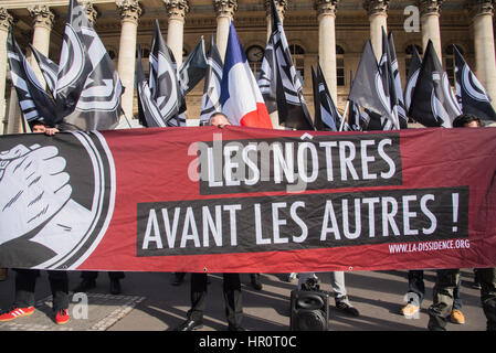 Parigi, Francia. Il 25 febbraio 2017. I membri del partito nazionalista del gruppo d'azione 'La dissidenza Française " si sono riuniti presso la Borsa di Parigi Sabato, 25 febbraio 2017 (attorno ad una parola d'ordine) "La nostra prima gli altri!". Credito: Saïd Anas/Alamy Live News Foto Stock