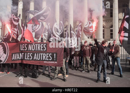 Parigi, Francia. Il 25 febbraio 2017. I membri del partito nazionalista del gruppo d'azione 'La dissidenza Française " si sono riuniti presso la Borsa di Parigi Sabato, 25 febbraio 2017 (attorno ad una parola d'ordine) "La nostra prima gli altri!". Credito: Saïd Anas/Alamy Live News Foto Stock