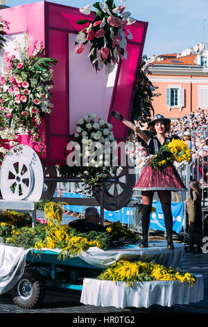 Nizza, Francia. Il 25 febbraio 2017. Una sfilata galleggiante durante la luce del giorno la battaglia dei fiori passa da come il las giorno delle feste di carnevale sono in corso a Nizza, in Francia il 25 febbraio 2017. Credito: JBphotoeditorial/Alamy Live News Foto Stock