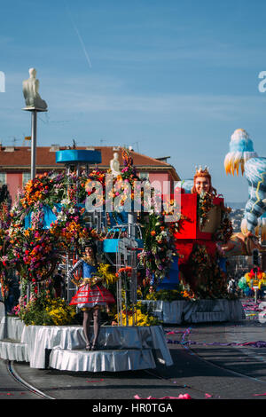 Nizza, Francia. Il 25 febbraio 2017. Una sfilata galleggiante durante la luce del giorno la battaglia dei fiori passa da come il las giorno delle feste di carnevale sono in corso a Nizza, in Francia il 25 febbraio 2017. Credito: JBphotoeditorial/Alamy Live News Foto Stock