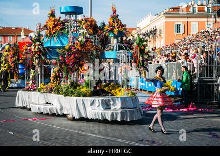 Nizza, Francia. Il 25 febbraio 2017. Una sfilata galleggiante durante la luce del giorno la battaglia dei fiori passa da come il las giorno delle feste di carnevale sono in corso a Nizza, in Francia il 25 febbraio 2017. Credito: JBphotoeditorial/Alamy Live News Foto Stock